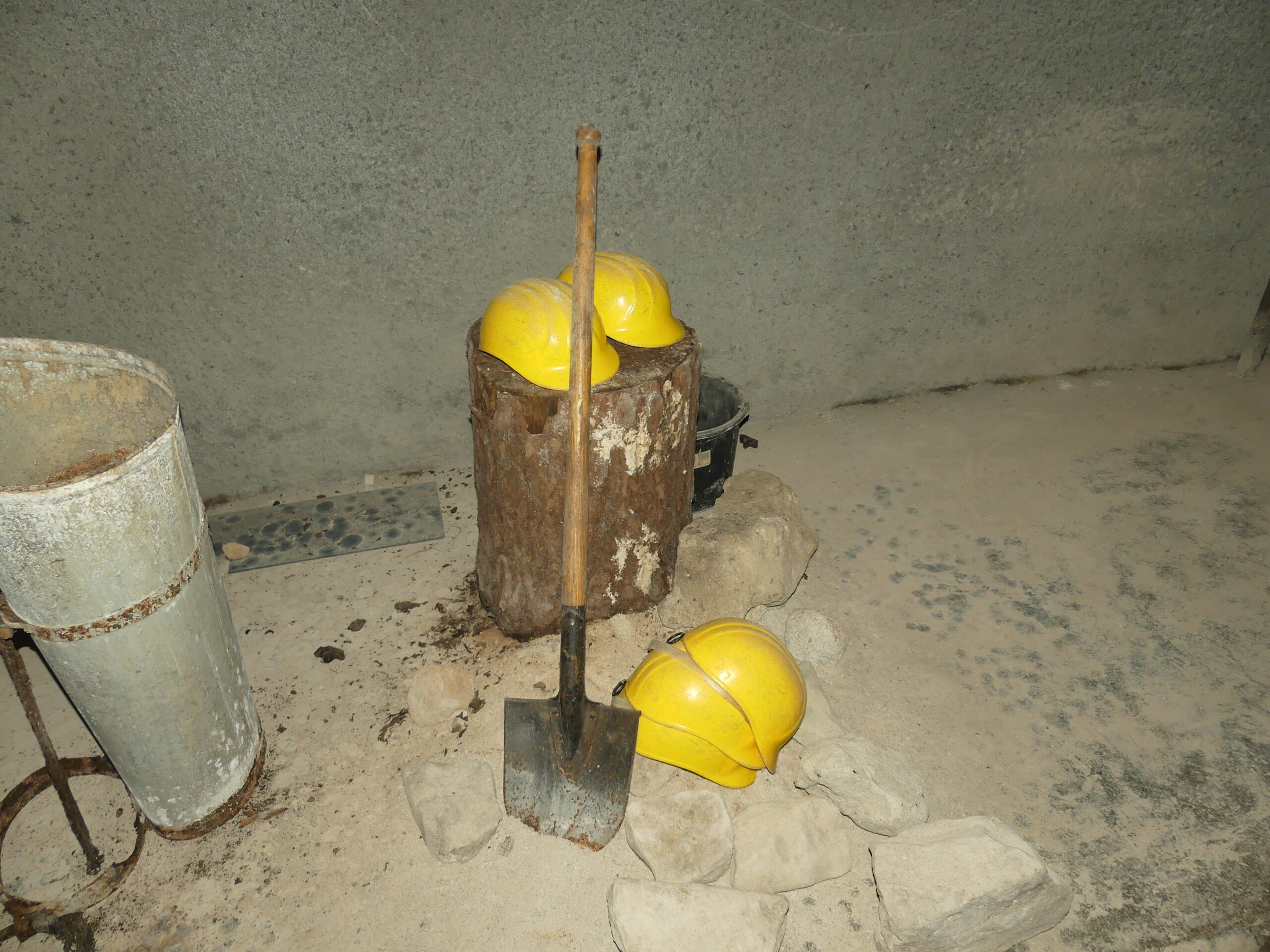 Bergwerkschächte mit Schutzhelmen Bamberg Felsenkeller Helme Ausruestung